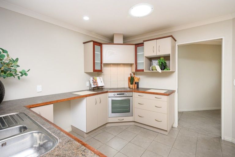 Photo of property in 6 Ron Place, Fitzherbert, Palmerston North, 4410