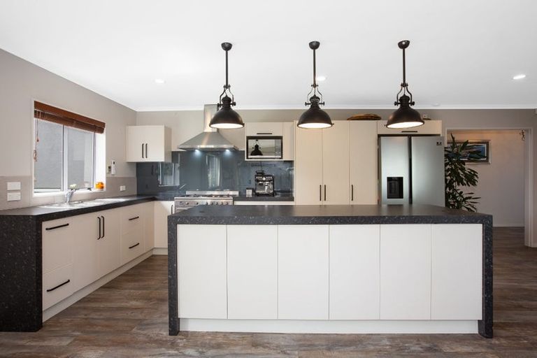 Photo of property in 11 Te Puia Drive, Aotea, Porirua, 5024