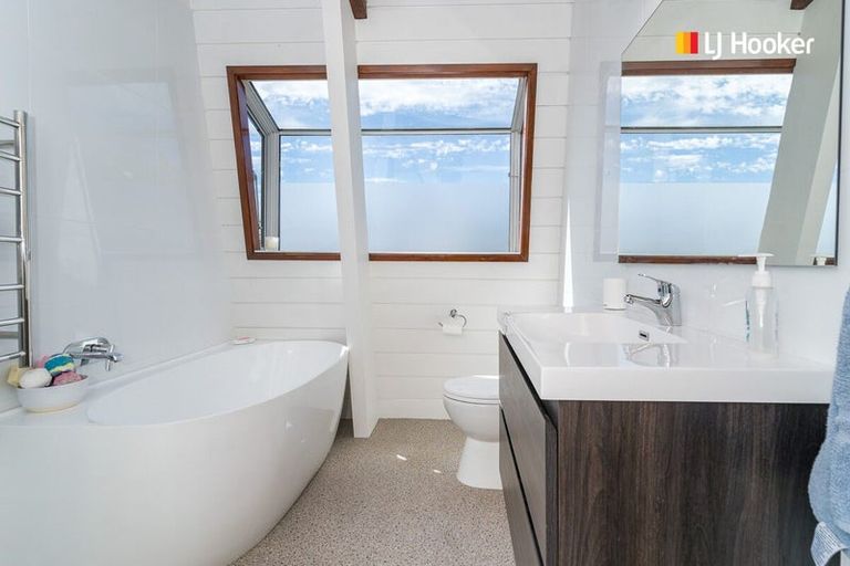 Photo of property in 4 Barling Street, Macandrew Bay, Dunedin, 9014