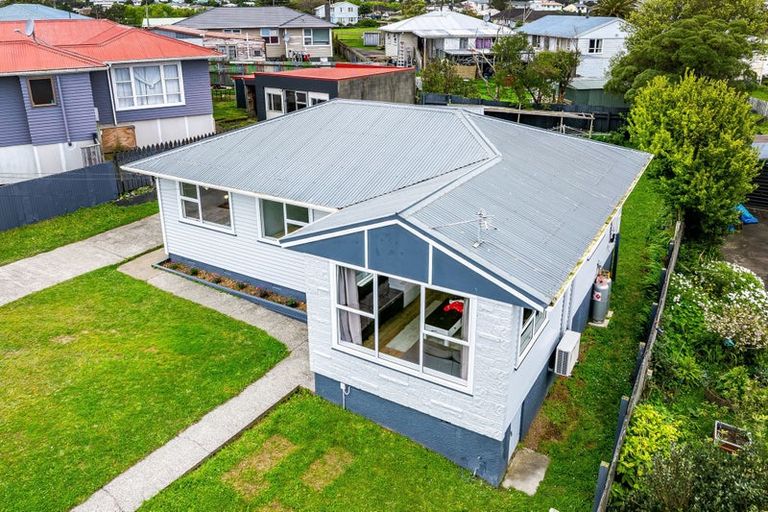Photo of property in 100 Castor Crescent, Cannons Creek, Porirua, 5024