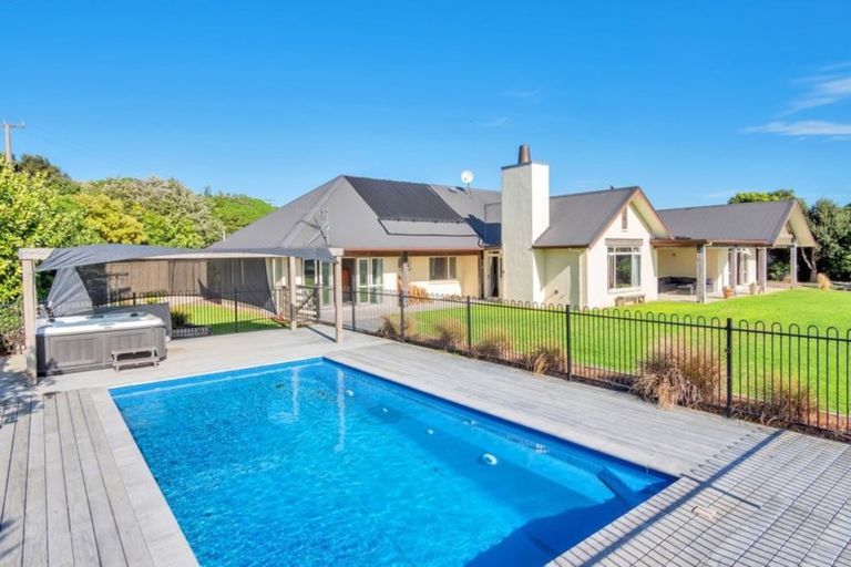 Photo of property in 29 Shine Road, South Head, Helensville, 0874