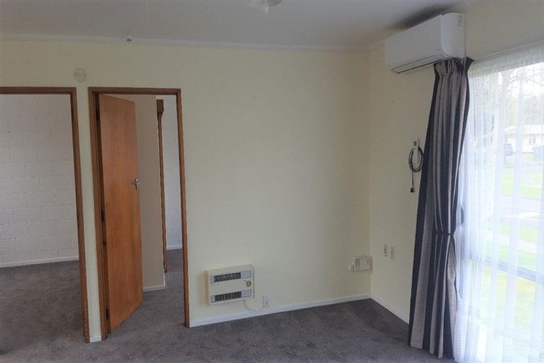Photo of property in 1/145 Ruamahanga Crescent, Terrace End, Palmerston North, 4410