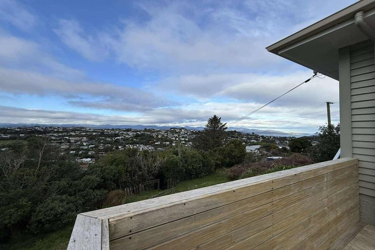 Photo of property in 52 Ruskin Road, Newlands, Wellington, 6037