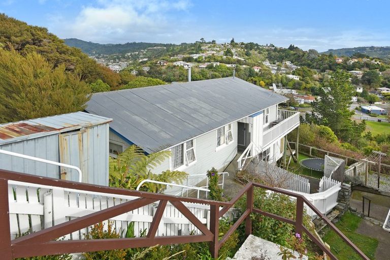 Photo of property in 32 Castle Crescent, Stokes Valley, Lower Hutt, 5019