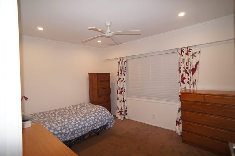 Photo of property in 2/4210a Great North Road, Glendene, Auckland, 0602