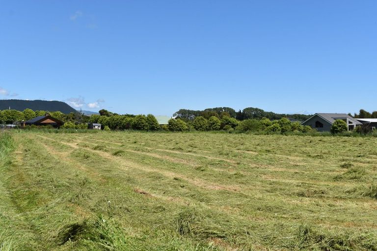 Photo of property in 69 Waikawa Beach Road, Manakau, 5573