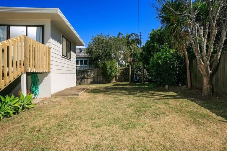 Photo of property in 2/12 Remus Place, Totara Vale, Auckland, 0629