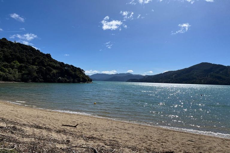 Photo of property in 14 Sandy Bay Road, Black Rock, Picton, 7282