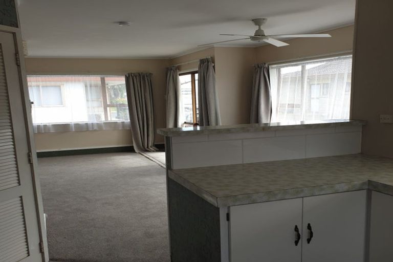 Photo of property in 17a Edgewater Parade, Waiuku, 2123