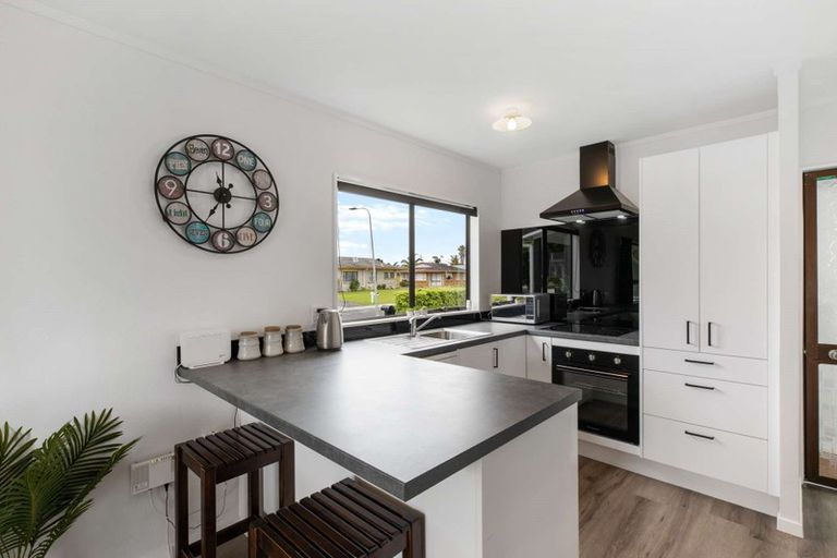 Photo of property in 24a Edgewater Parade, Waiuku, 2123