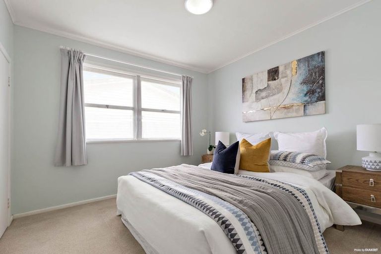 Photo of property in 2/20 Hogans Road, Glenfield, Auckland, 0629