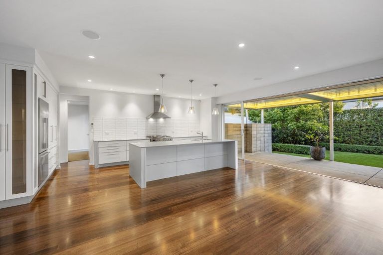 Photo of property in 28 Muritai Road, Milford, Auckland, 0620