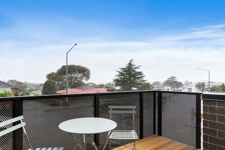 Photo of property in 1/1 Fruitvale Road, New Lynn, Auckland, 0600