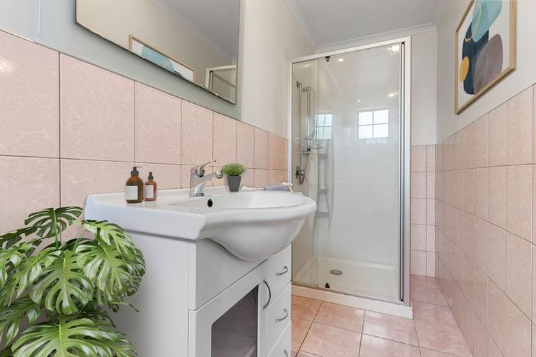 Photo of property in 120 Gossamer Drive, Pakuranga Heights, Auckland, 2010