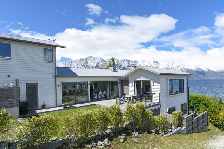 Photo of property in 62 Cedar Drive, Kelvin Heights, Queenstown, 9300