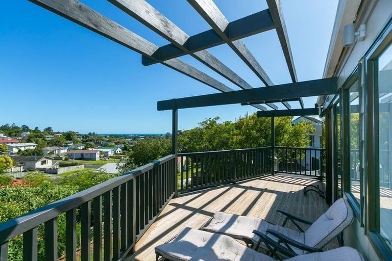 Photo of property in 3 Lindaver Grove, Merrilands, New Plymouth, 4312