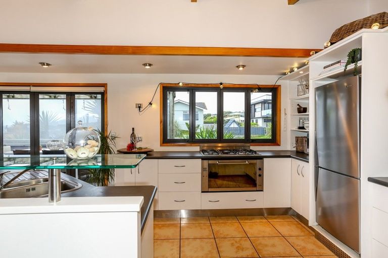 Photo of property in 36 Messenger Terrace, Oakura, 4314