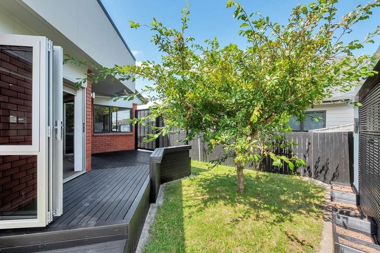 Photo of property in 2/36 Devon Road, Bucklands Beach, Auckland, 2012