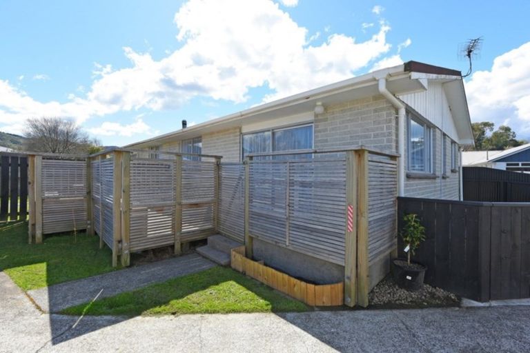 Photo of property in 5b Sequoia Place, Maoribank, Upper Hutt, 5018