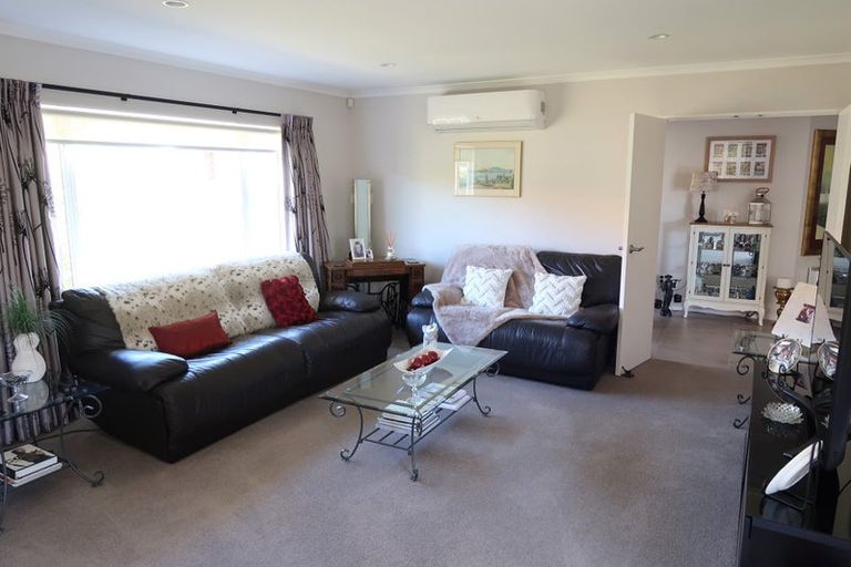 Photo of property in 36 Gillett Place, Botany Downs, Auckland, 2014