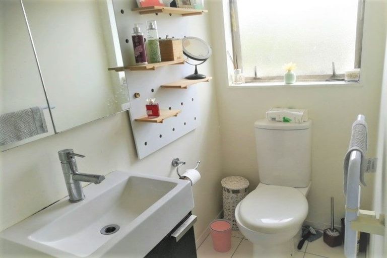 Photo of property in 10a Marie Crescent, Te Atatu South, Auckland, 0610