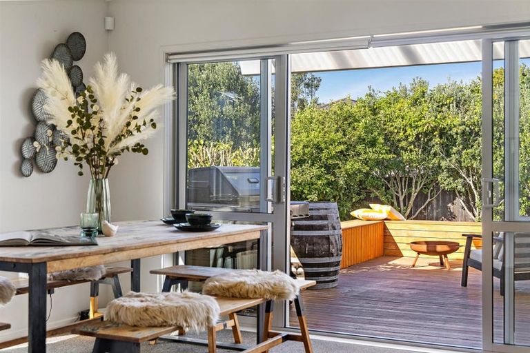 Photo of property in 8 Sir Lincoln Drive, Kumeu, 0810