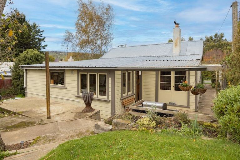 Photo of property in 16 Wellington Street, Enfield, Oamaru, 9491