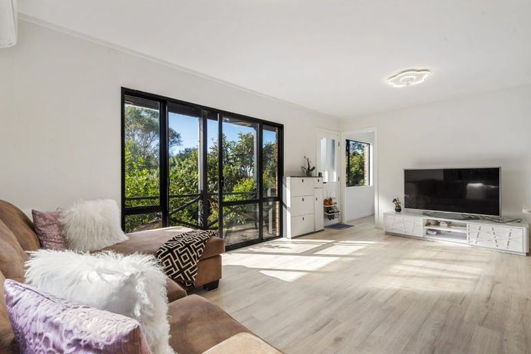 Photo of property in 1/14 Helicon Place, Totara Vale, Auckland, 0629