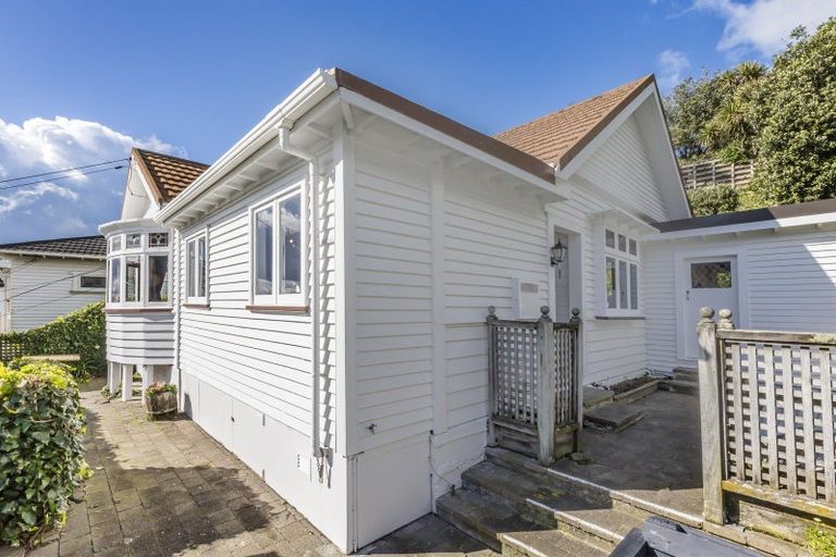 Photo of property in 11 Hungerford Road, Lyall Bay, Wellington, 6022