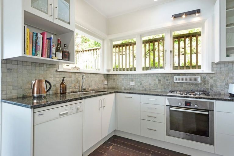 Photo of property in 115 Breaker Bay Road, Breaker Bay, Wellington, 6022