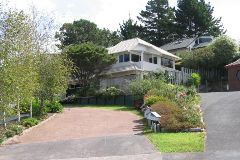 Photo of property in 2/30 Ronald Macken Place, Windsor Park, Auckland, 0632