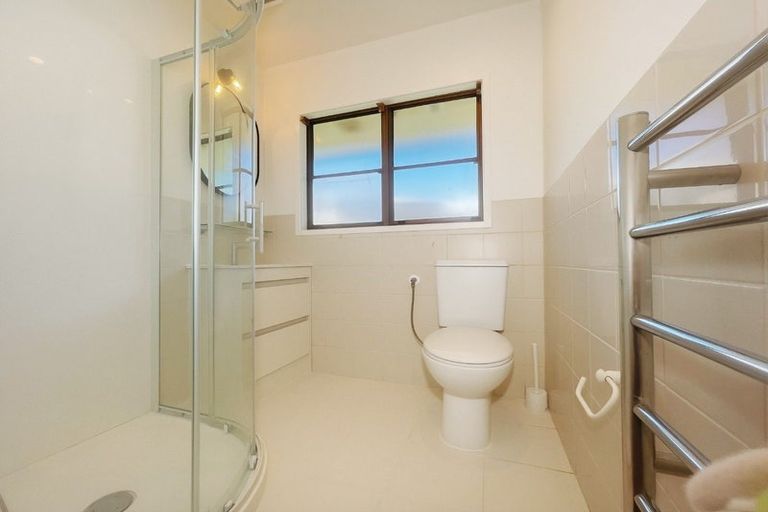 Photo of property in 1/9 Fuchsia Place, Birkdale, Auckland, 0626