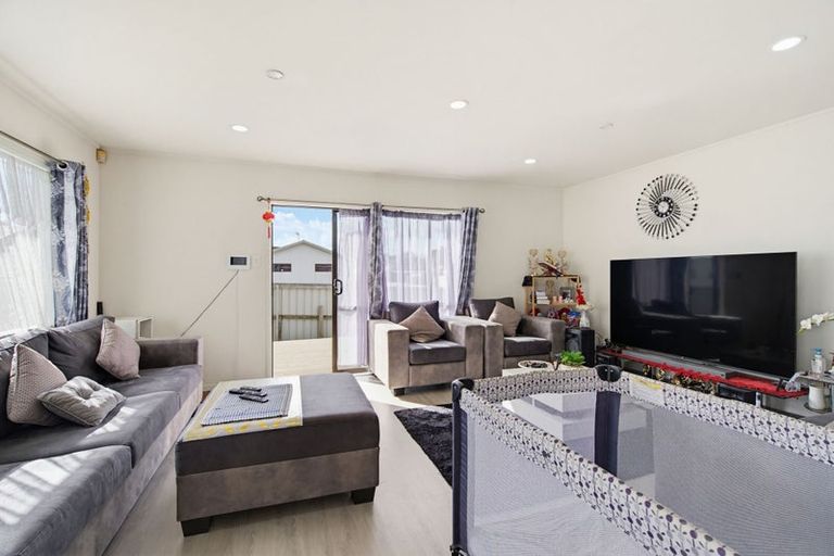 Photo of property in 2/31 Solveig Place, Randwick Park, Auckland, 2105