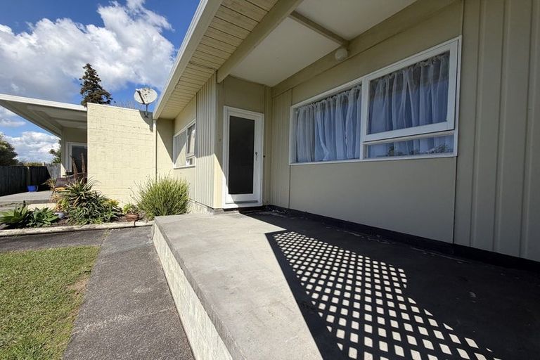 Photo of property in 2/27 Roberts Road, Te Atatu South, Auckland, 0610