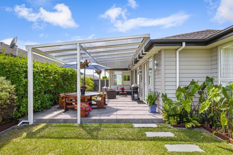 Photo of property in 17 Larmer Drive, Kumeu, 0810