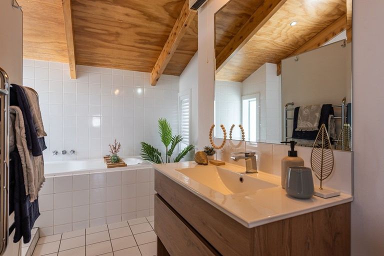 Photo of property in 116 Nevay Road, Karaka Bays, Wellington, 6022