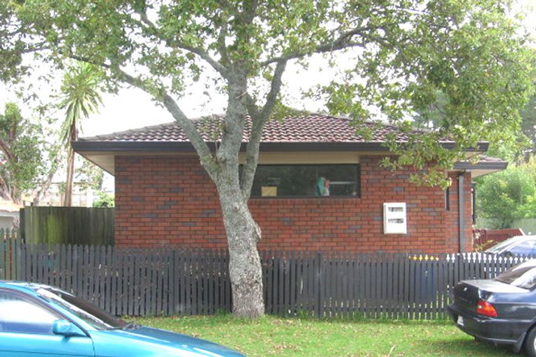 Photo of property in 1/3 Allington Road, Massey, Auckland, 0614