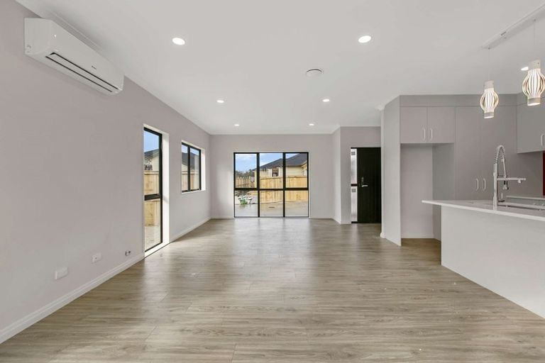 Photo of property in 5 Kakabeak Way, Takanini, 2110