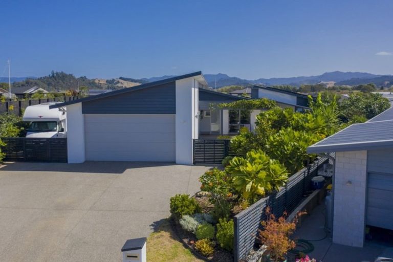 Photo of property in 20 Roseberry Place, Whitianga, 3510