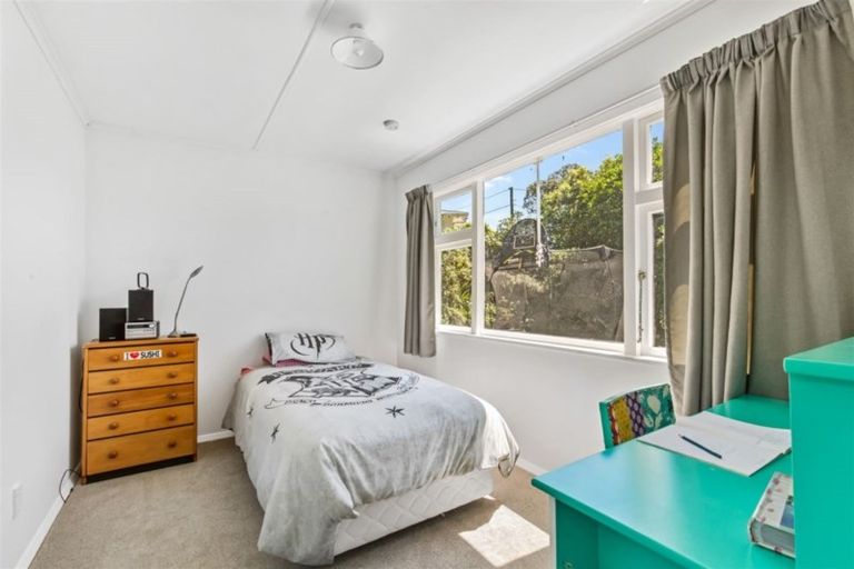 Photo of property in 6 Royston Way, Newlands, Wellington, 6037