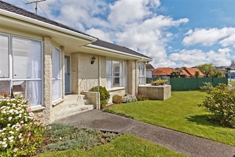 Photo of property in 2/5 Fenwick Avenue, Milford, Auckland, 0620