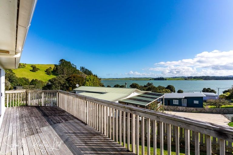 Photo of property in 10 Oxford Street, Whakapirau, Maungaturoto, 0583