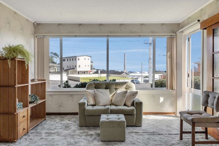 Photo of property in 27 South Road, Moturoa, New Plymouth, 4310