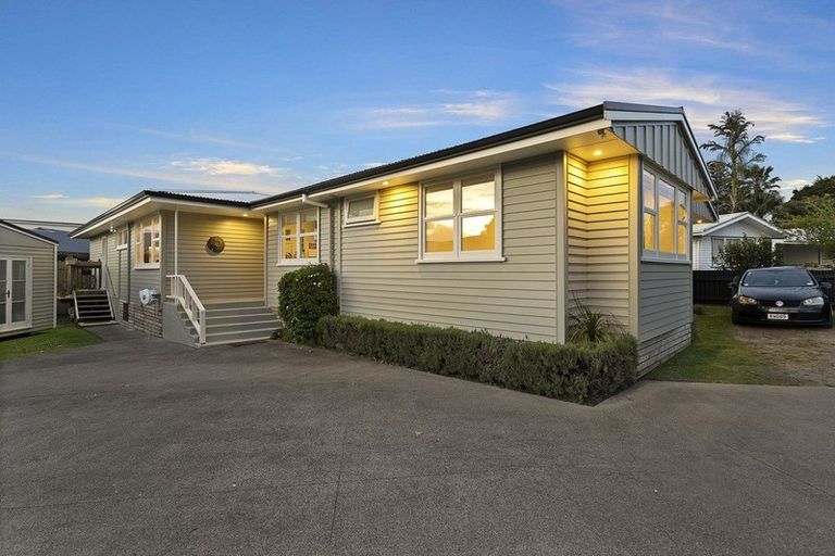 Photo of property in 59 Graham Avenue, Te Atatu Peninsula, Auckland, 0610