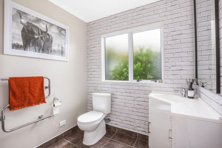 Photo of property in 11 Te Puia Drive, Aotea, Porirua, 5024