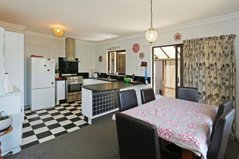 Photo of property in 8a Birdwood Avenue, Moturoa, New Plymouth, 4310