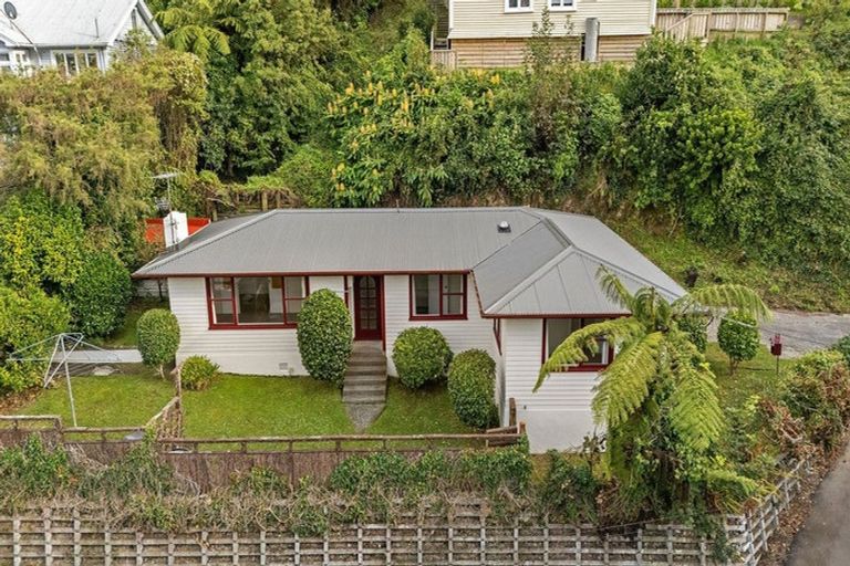 Photo of property in 23 Governor Road, Northland, Wellington, 6012