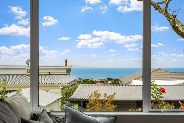 Photo of property in 6a D'oyly Drive, Stanmore Bay, Whangaparaoa, 0932
