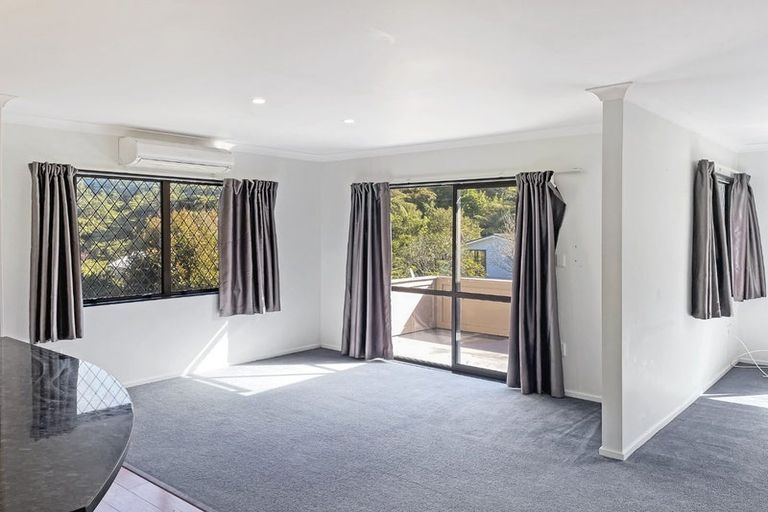Photo of property in 2 Atahu Grove, Tirohanga, Lower Hutt, 5010