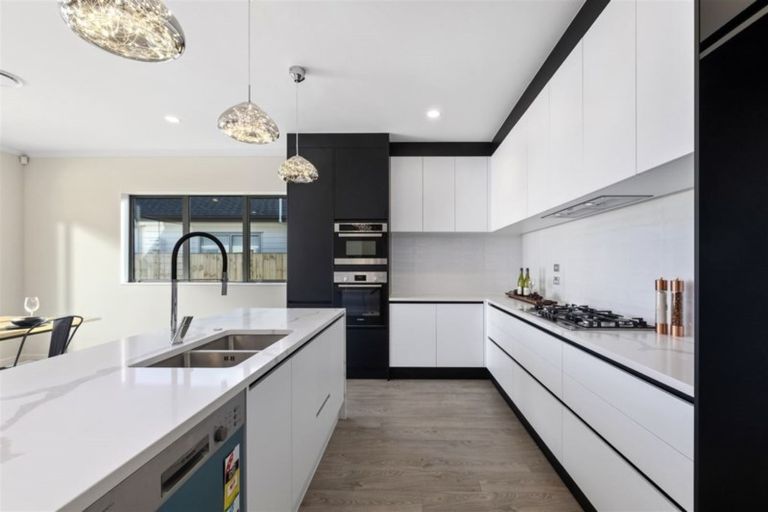 Photo of property in 18 Gilbransen Road, Kumeu, 0810